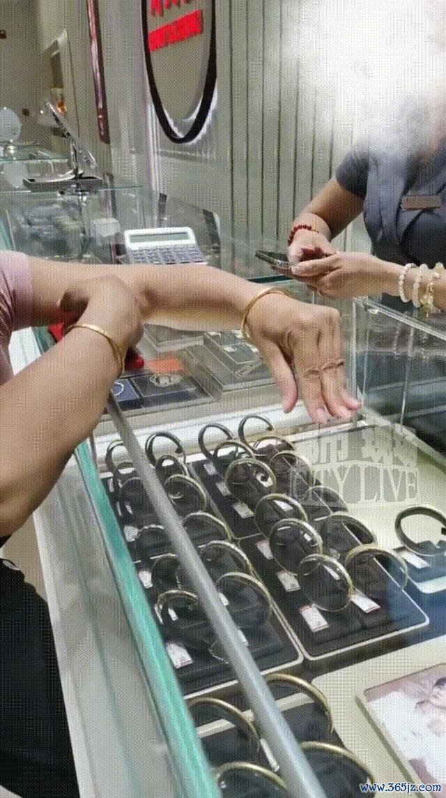 女子试金手镯被指磕出坑 伴计不让走 试戴纠纷激励争议