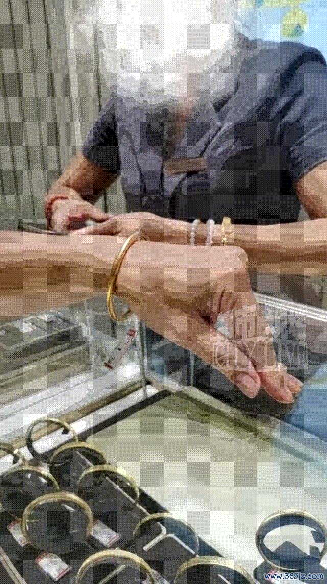 女子试金手镯被指磕出坑 伴计不让走 试戴纠纷激励争议
